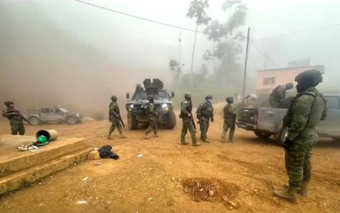 Personal de las Fuerzas Armadas y la Policía llegaron a la zona minera, que es de difícil acceso .