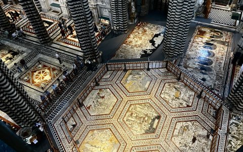 Mosaicos y escenas que decoran el pavimento de la catedral de la ciudad italiana de Siena, a la vista.