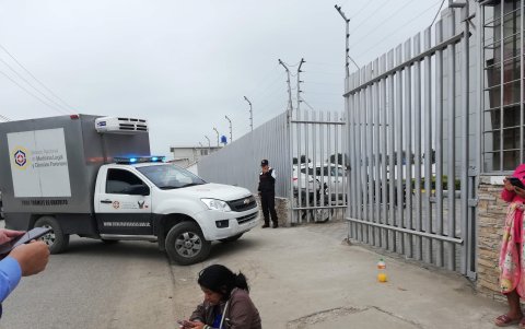 En el Centro Forense aún no llegaban familiares para reconocer a los asesinados.