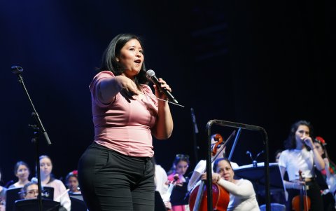 Mariana Pimienta, violinista del Mariachi Femenil de Tecolotlán 'Ana Bertha Lepe', durante una visita a Bogotá.