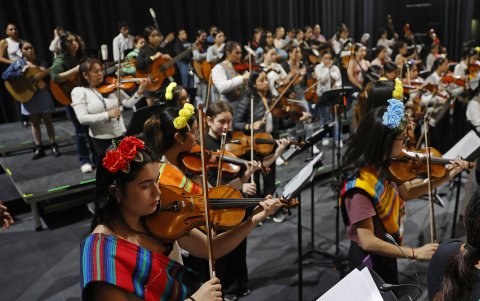 Integrantes del Mariachi Femenil de Tecolotlán 'Ana Bertha Lepe', en Bogotá