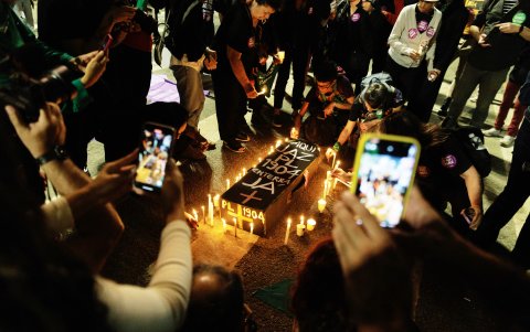 Personas participan en una manifestación en contra del proyecto de ley que equipara el aborto después de las 22 semanas de embarazo al homicidio, en la Avenida Paulista en Sao Paulo (Brasil).