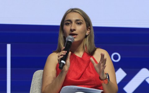 La directora del Dapre, Laura Sarabia mientras habla durante la clausura de la 58 asamblea anual de la Asociación Bancaria de Colombia (Asobancaria), en Cartagena (Colombia).