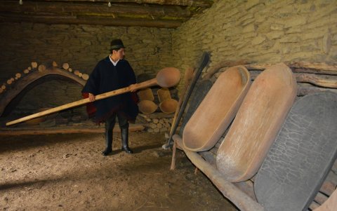 Las cucharas de madera gigante se intercambiaban con granos en el sistema del truque.