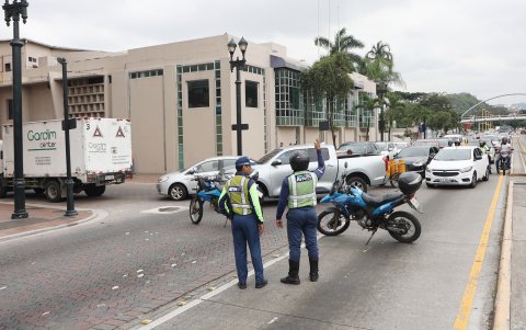 Dos agentes de tránsito bloqueaban el paso hacia la avenida 9 de Octubre para los conductores que llegaban desde la Carlos Julio Arosemena.