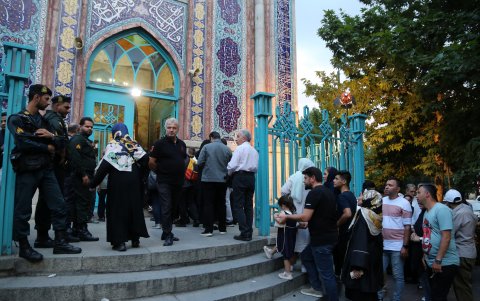 Los iraníes esperan en fila para emitir sus votos en una mesa electoral durante las elecciones presidenciales, en Teherán, Irán, 28 de junio de 2024.