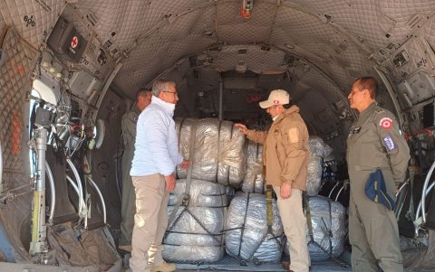 El presidente del Consejo de Ministros, Gustavo Adrianzén Olaya (d), mientras reciben un cargamento de ayuda a la población afectada tras el sismo de 7 grados en Arequipa .