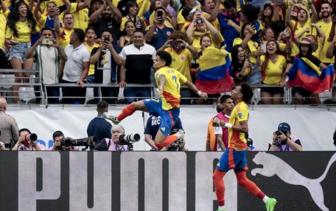 Luis Díaz (L) de Colombia celebra con Johan Mojica (R) de Colombia luego de que Díaz anotara el primer gol contra Costa Rica en un penal durante la primera mitad de la CONMEBOL Copa América 2024.