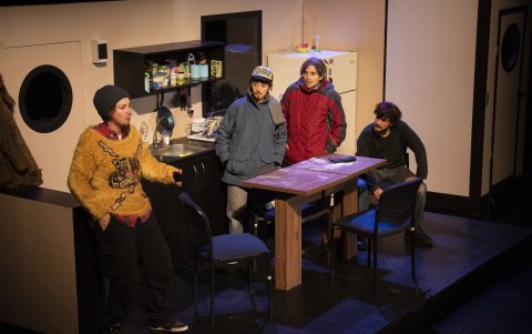 El elenco está conformado por Valeria Correa, Pilar Gamboa, Laura Paredes y Elisa Carricajo.