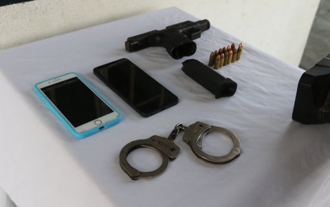 En poder del detenido se hallaron dos teléfonos celulares, una pistola calibre 9 milímetros, un cargador para el arma y unas esposas.