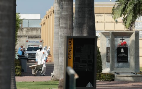 Inhumación. En nichos de las tres torres del camposanto se sepultaron los cuerpos en condición de no identificados por muertes violentas, desde las 08:30 que el personal forense llegó al sitio.