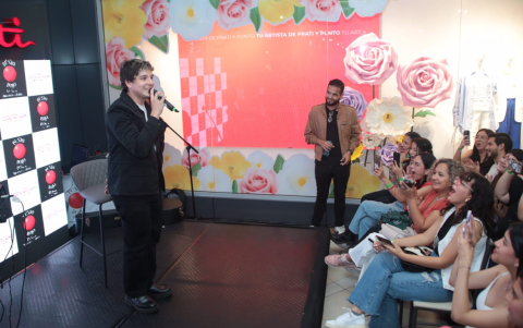 Sus fans hicieron presencia en el evento.