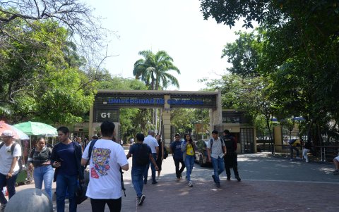 La medida en la puerta G1 de la Universidad de Guayaquil aplicará todos los jueves y viernes, a partir de las 18:00.