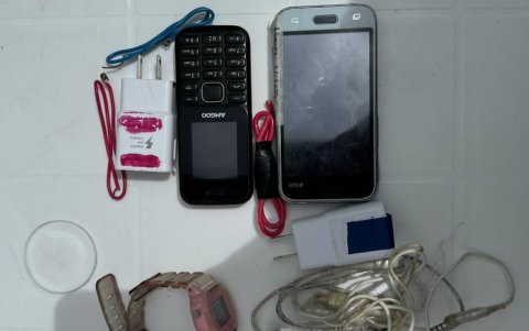 En la imagen, algunas de las evidencias encontradas por los militares en la cárcel de Cotopaxi.