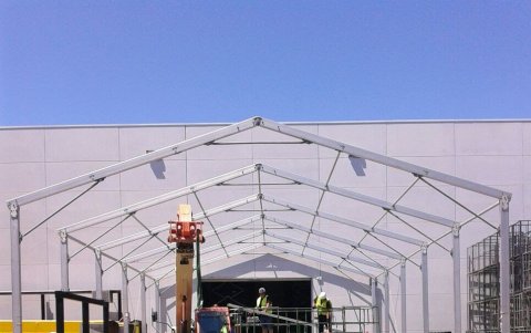 Tras una reforma, la firma pasó a llamarse Grupo EME. También construye polideportivos y estudios de grabación.