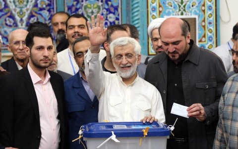 El candidato presidencial iraní ultraconservador Saeed Jalili (c) saluda después de emitir su voto en un colegio electoral durante las elecciones presidenciales en Teherán, el 28 de junio de 2024.