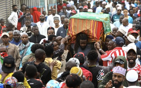 Amigos y familiares llevan el ataúd de Ibrahim Kamau, de 19 años, por las calles de la zona de Biafra, de camino al cementerio musulmán de Kariokor en Nairobi, Kenia