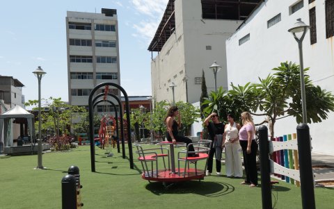 Junto a la plazoleta Luzárraga hay un área con juegos infantiles.
