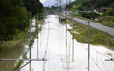 El desbordamiento del río Ródano debido a las tormentas ha inundado la estación de Noes y las vías del tren SBB, en Sierre, Suiza, el 30 de junio de 2024.