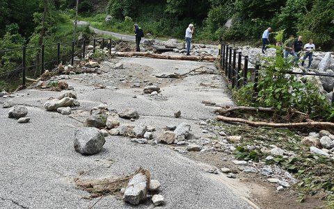 La gente observa una zona dañada por las inundaciones en Chialamberto, valle de Lanzo, cerca de Turín, Italia, el 30 de junio de 2024.