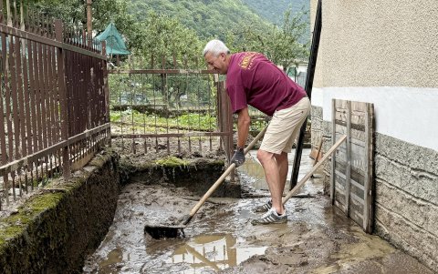 Un residente trabaja para limpiar una zona dañada por las inundaciones en Chialamberto, valle de Lanzo, cerca de Turín, Italia, el 30 de junio de 2024.
