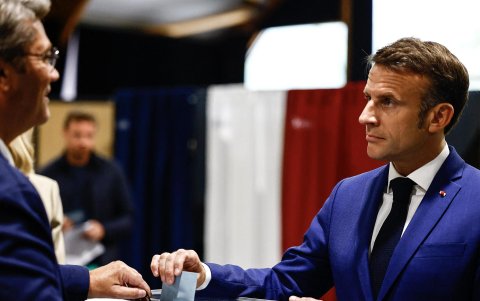 El presidente Emmanuel Macron deposita su voto en las elecciones parlamentarias, en Le Touquet-Paris-Plage, en el norte de Francia.