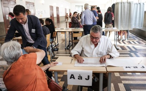 Un ciudadano emite su voto en la primera ronda de las elecciones parlamentarias anticipadas de Francia, en una mesa electoral en París, el 30 de junio de 2024.