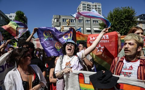 Miembros de la comunidad LGBTIQ+ ondean banderas con los colores del arco iris y gritan consignas durante la Marcha del Orgullo en Estambul, el 30 de junio de 2024.