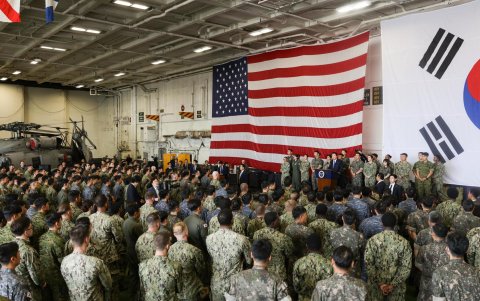 El presidente surcoreano Yoon Suk Yeol se dirige al personal de la tripulación e invitados en la cubierta del hangar del portaaviones de propulsión nuclear 'USS Theodore Roosevelt'.