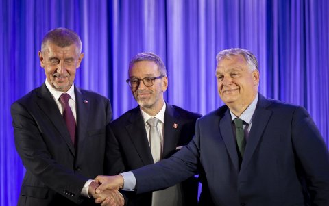 Andrej Babis (i), exprimer ministro de la República Checa y líder del partido ANO; Herbert Kickl, líder del Partido Austríaco de la Libertad (FPOe) y el primer ministro húngaro, Viktor Orban.