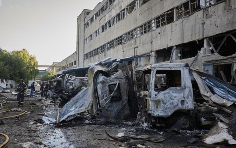 Los rescatistas trabajan en el lugar donde cayó una bomba planeadora en una terminal postal en Kharkiv, noreste de Ucrania, el 30 de junio de 2024, en medio de la invasión rusa.