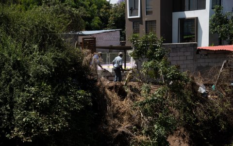Personas tapaban el hueco por donde arrojaron los escombros en la quebrada El Tejar.