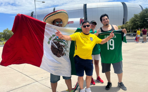 Hinchas festejan y alistan sus pronósticos para el encuentro.