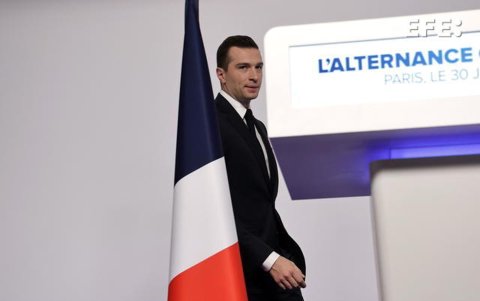 El líder ultraderechista francés Jordan Bardella comparece ante los medios de comunicación tras su victoria en la primera vuelta de las elecciones legislativas.