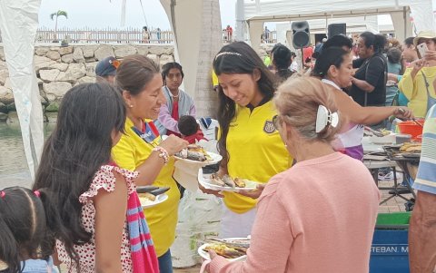 La ciudadanía disfrutó de las voladoras asadas desde temprano.
