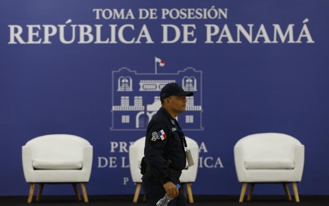 Un agente de la Policía Nacional de Panamá camina por el Centro de Convenciones Atlapa este domingo 30 de junio.