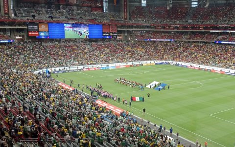 Jugadores de México y Ecuador ingresan al campo para el partido de Copa América 2024 este domingo, en el estadio State Farm en Glendale, (Az, EE.UU.).