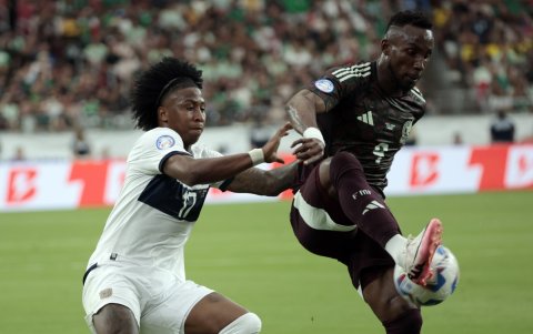 Angelo Preciado de Ecuador (L) y Julián Quiñones de México (R) en acción durante el partido de fútbol del grupo B de la CONMEBOL Copa América 2024 entre México y Ecuador en Glendale, Arizona, EE.UU., el 30 de junio de 2024.