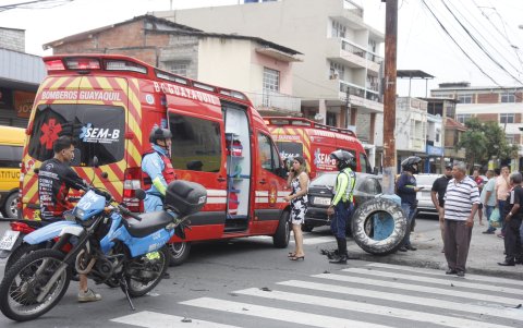 Paramédicos del Cuerpo de Bomberos atendieron a los heridos.