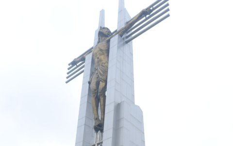 El desfile terminó en al pie del monumento del Cristo del Consuelo, en el Cisne 2.