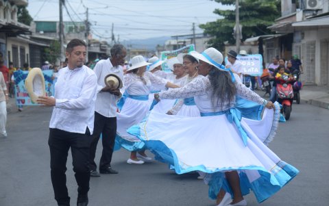 En el sitio, Ronald Sánchez y Blanca Tubón, de 80 años, cautivaron a quienes fueron testigos del desfile.