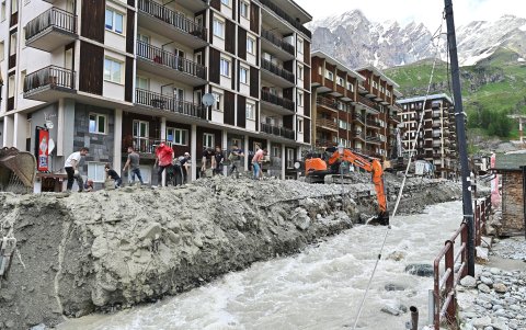 Residentes y voluntarios trabajan para limpiar los numerosos edificios invadidos por el barro transportado a la ciudad por la ola de mal tiempo, en Cervinia, el 1 de julio de 2024.