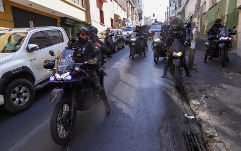 Integrantes de la Policía de Bolivia escoltan al destituido jefe militar Juan José Zuñiga, en La Paz .