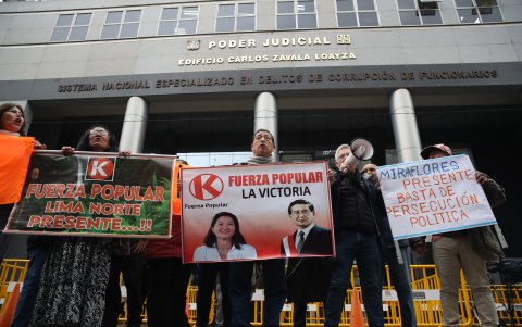 Simpatizantes de la excandidata presidencial peruana Keiko Fujimori sostienen carteles de apoyo.