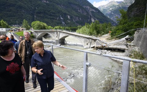 La presidenta federal Viola Amherd visitan el puente derrumbado de Visletto entre Visletto y Cevio, en el valle de Maggia, el 1 de julio de 2024.
