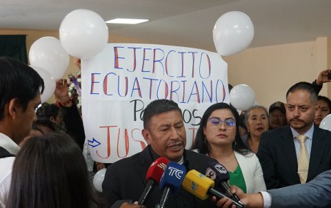 Padre de Aidita Ati ante los medios de comunicación.