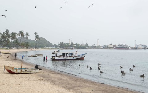 Un barco de pesca en la orilla de una playa, el 21 de junio de 2024, en Anzoategui (Venezuela).