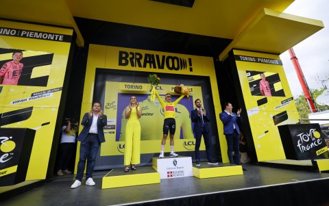 El ecuatoriano en lo alto del podio de la clasificación general del Tour de Francia 2024.