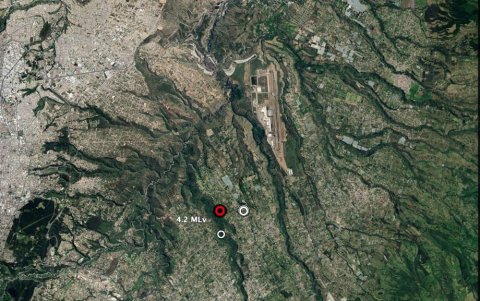 El punto rojo marca el epicentro del sismo en Quito, registrado en Puembo. Los puntos blancos corresponden a las réplicas.