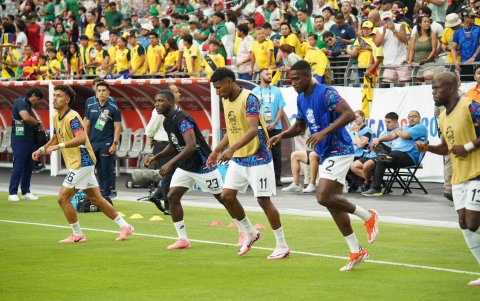 Parte de la plantilla de jugadores de la Tri en el calentamiento previo del partido ante México.